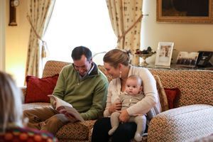 Le petit prince Charles reçoit à domicile avec ses parents
