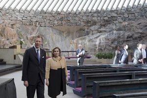 La grande-duchesse Maria Teresa et le grand-duc Henri de Luxembourg visitent l'église de Temppeliaukio à Helsinki, le 11 mai 2016