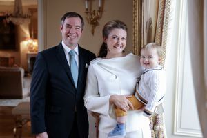 L'un des deux portraits du prince Guillaume de Luxembourg avec la princesse Stéphanie et le prince Charles, diffusé pour ses 40 ans le 11 novembre 2021