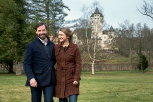 Devant le château de Colmar-Berg, la résidence du grand-duc Henri et de son épouse, la grande-duchesse Maria Teresa, à une trentaine de kilomètres de Luxembourg, la capitale.