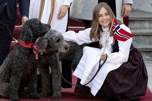 Ingrid Alexandra, câline avec ses labradoodles pour la Fête nationale