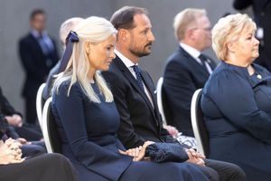 La princesse Mette-Marit et le prince Haakon de Norvège, à Oslo le 22 juillet 2021, lors de la commémoration des 10 ans des deux attaques de Anders Behring Breivik