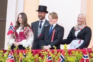 Le prince Haakon de Norvège et la princesse Mette-Marit avec leurs enfants la princesse Ingrid Alexandra et le prince Sverre Magnus, lors de la Fête nationale norvégienne le 17 mai 2020 