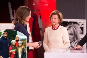 La reine Sonja de Norvège dans les studios de NKR pour le Téléthon à Oslo, le 23 octobre 2016. En vignette, les princesses Mette-Marit et Ingrid Alexandra et le prince Haakon, le même jour.