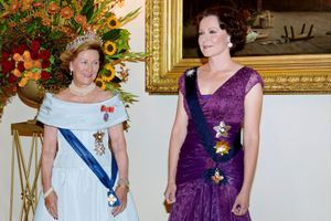 Sonja arbore le diadème de la reine Maud chez ses voisins finlandais
