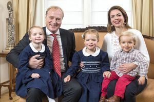 La photo de la carte de Noël du prince Carlos et de son épouse la princesse Annemarie, avec leurs trois enfants Luisa, Cécilia et Carlos, prise le 5 décembre 2017. 
