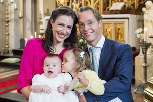 Photographie officielle du baptême de la princesse Gloria Irene de Bourbon de Parme aux Pays-Bas, le 17 septembre 2016