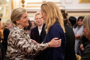 La comtesse Sophie de Wessex accueille la princesse Mabel des Pays-Bas à Londres, le 8 mars 2019