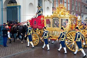La reine Maxima et le roi Willem-Alexander des Pays-Bas dans le Carrosse d'or à La Haye pour la "Journée du Prince", le 15 septembre 2015