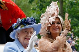 Maxima vole la vedette à Elizabeth II à Ascot avec son chapeau excentrique