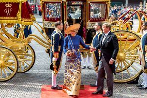 Maxima illumine le Prinsjesdag dans sa robe bleue et or
