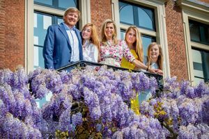 La reine Maxima et le roi Willem-Alexander des Pays-Bas avec leurs filles les princesses Catharina-Amalia, Alexia et Ariane, le 27 avril 2020. Photo choisie pour leur carte de voeux, diffusée le 24 décembre 2020