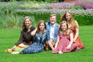 Willem-Alexander et Maxima radieux avec les princesses Catharina-Amalia, Ariane et Alexia