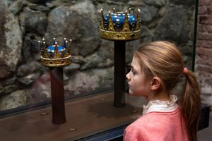 Estelle est allée admirer les nombreuses couronnes de la famille royale