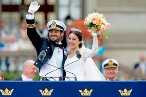 Le prince Carl Philip de Suède et Sofia Hellqvist, le 13 juin 2015, jour de leur mariage à Stockholm