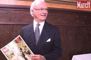 Le roi Carl XVI Gustaf de Suède reçoit un exemplaire historique de Paris Match 