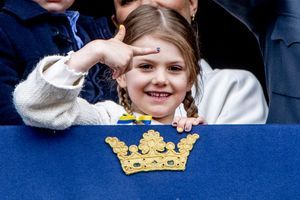 Estelle, suédoise jusqu’au bout des ongles, pour les 72 ans de Carl XVI Gustaf