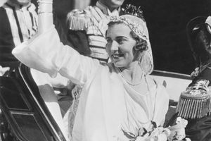 La princesse Ingrid de Suède le 24 mai 1935, jour de son mariage à Stockholm, porte le voile de sa mère défunte et une couronne de myrte 