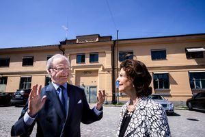 La reine Silvia et le roi Carl XVI Gustaf de Suède devant le bâtiment de la vieille douane à Stockholm, le 30 mai 2016