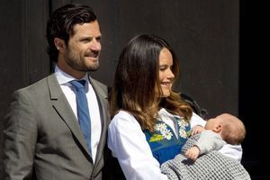 La princesse Sofia et le prince Carl Philip de Suède avec leur bébé le prince Alexander à Stockholm, le 6 juin 2016