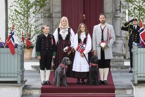 La princesse Mette-Marit et le prince Haakon de Norvège avec leurs enfants et leurs deux chiens, le 17 mai 2018 