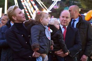 À Monaco, Charlene, Albert et les jumeaux inaugurent le village de Noël 