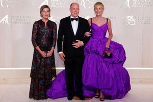 Le prince Albert II de Monaco et la princesse Caroline de Hanovre avec Sharon Stone à Monaco, le 23 septembre 2021