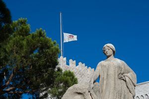 Le drapeau de Monaco est en berne au palais princier, au lendemain de l'attaque qui a fait 84 morts dans la ville voisine de Nice. 