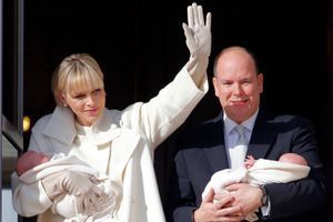  La princesse Charlène et le prince Albert présentent leurs jumeaux Gabriella et Jacques au balcon du palais de Monaco, le 7 janvier 2015