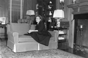 Grace Kelly poste en 1952 dans une pièce de la maison de ses parents. 