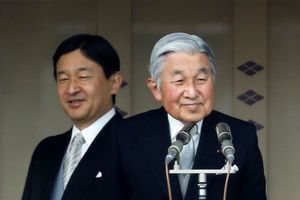 L'Empereur Akihito du Japon, devant son fils le prince héritier Naruhito, en janvier 2015.