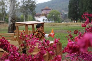 Balade en famille parmi les fleurs pour le petit prince du Bhoutan 