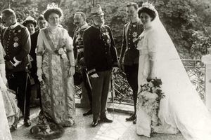 La princesse Zita de Bourbon-Parme et Charles de Habsbourg-Lorraine le jour de leur mariage, 21 octobre 1911, avec l'empereur François-Joseph d'Autriche