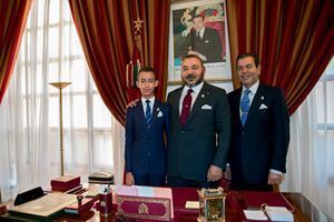 Le souverain chérifien entre le prince héritier, Moulay Hassan, et son frère, le prince Moulay Rachid, président de l’Association marocaine pour la protection de l’environnement.