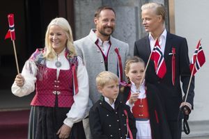 Fête nationale en costume pour la famille de Norvège