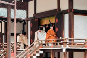 En chasuble de soie traditionnelle, Akihito s’est rendu dans plusieurs sanctuaires pour « annoncer » son abdication aux divinités et aux ancêtres, dans la matinée du 30 avril.