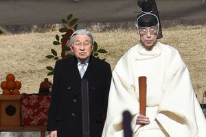 Akihito a commémoré le 30e anniversaire de la mort d’Hirohito, son père