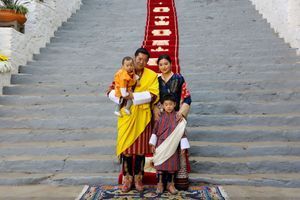 Le roi du Bhoutan Jigme Khesar Namgyel Wangchuck et la reine Jetsun Pema avec leurs fils à Punakha, le 17 décembre 2020 