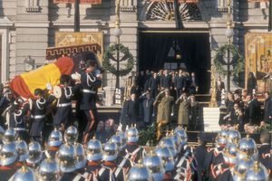 Les obsèques nationales du général Franco à Madrid, le 23 novembre 1975 : l'arrivée du cercueil du caudillo pour la cérémonie, place de l'Orient. Au centre sur les marches, son successeur Juan Carlos Ier. A l'arrière-plan à droite, sa veuve, Dona Carmen.