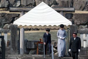 Le petit Hisahito se recueille sur la tombe d’Hirohito, son arrière-grand-père