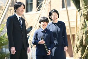 Le prince Hisahito du Japon, diplômé de son école primaire, avec ses parents la princesse Kiko et le prince Fumihito d'Akishino à Tokyo, le 15 mars 2019