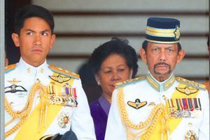 Le prince Mateen avec son père le sultan de Brunei Hassanal Bolkiah, lors de l’intronisation de l’empereur Naruhito du Japon, à Tokyo le 22 octobre 2019 