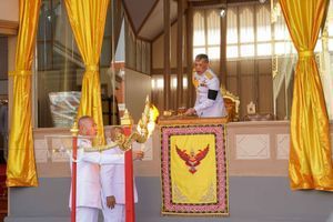 Le roi de Thaïlande Maha Vajiralongkorn lors de la cérémonie de crémation de Vichai Srivaddhanaprabha à Bangkok, le 21 mars 2019