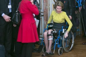 La reine Mathilde en fauteuil roulant