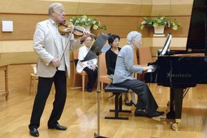 L'impératrice Michiko du Japon et le violoniste autrichien Werner Hink à Kusatsu, le 27 août 2017