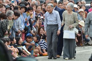 Michiko et Akihito sur les lieux du séisme de Kumamoto