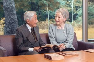 Pour ses 82 ans, l'impératrice Michiko évoque “l’abdication” de son époux 