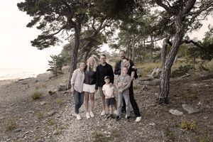 Les princesses Victoria et Estelle, les princes Daniel et Oscar de Suède avec les princesses Mette-Marit et Ingrid Alexandra et le prince Haakon de Norvège sur l’île de Gotland, en septembre 2021 