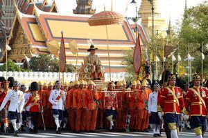 Procession haute en couleurs à Bangkok pour le roi de Thaïlande couronné