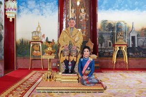 Le roi de Thaïlande Maha Vajiralongkorn avec Sineenat Wongvajirapakdi au Grand Palais à Bangkok. Photo diffusée le 26 août 2019 et rediffusée le 2 septembre 2020 par le Palais royal